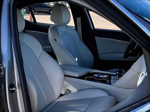 Used 2025 Genesis G70 2.5T image 8