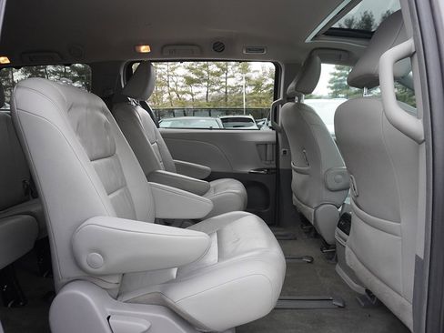 Used 2018 Toyota Sienna XLE w/ XLE Navigation Package image 39