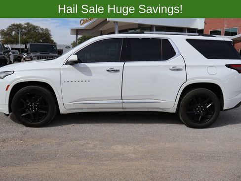 Used 2023 Chevrolet Traverse Premier FWD image 2