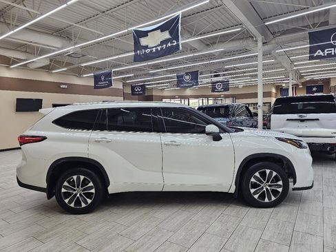 Used 2021 Toyota Highlander XLE FWD image 5