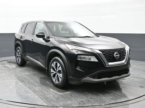 Used 2023 Nissan Rogue SV image 2
