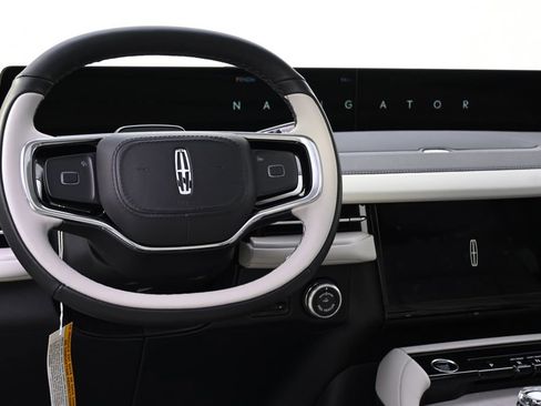 New 2026 Lincoln Navigator Reserve w/ Jet Appearance Package AWD/4WD image 12