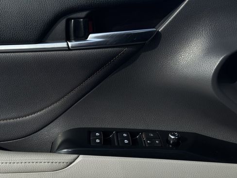 Used 2018 Toyota Camry XLE image 19