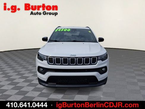 Used 2024 Jeep Compass Latitude AWD/4WD image 2