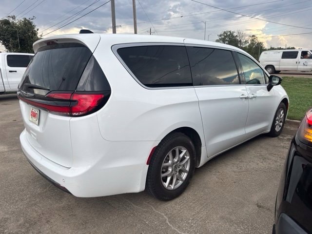 Used 2024 Chrysler Pacifica Touring-L FWD image 3