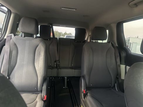 Used 2022 Kia Carnival LX image 11