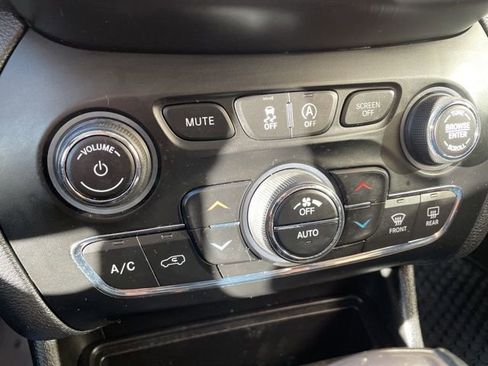 Used 2019 Jeep Cherokee Latitude Plus w/ Comfort/Convenience Group image 26