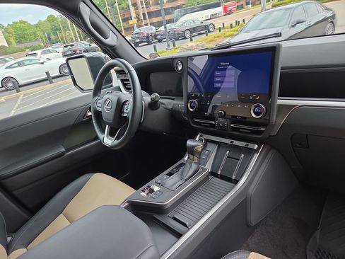 Used 2024 Lexus GX 550 AWD/4WD image 17