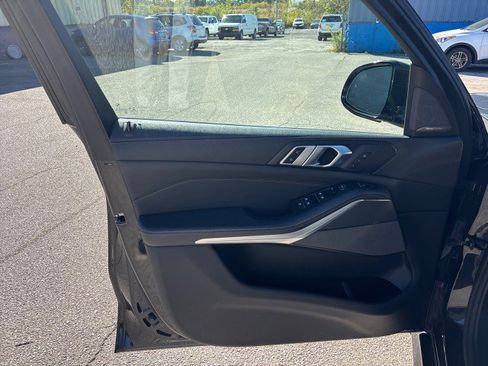 Used 2021 BMW X5 xDrive40i w/ M Sport Package image 9