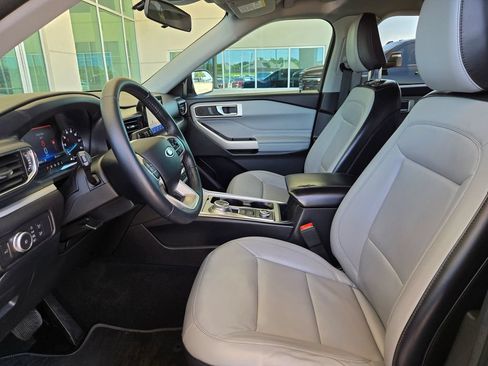 Used 2021 Ford Explorer XLT w/ Equipment Group 202A AWD/4WD image 9