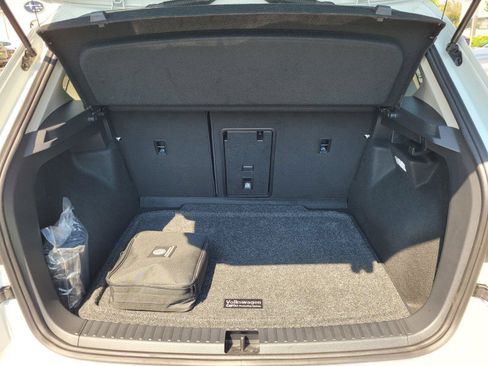 Certified 2025 Volkswagen Taos SE w/ Panoramic Sunroof Package AWD/4WD image 36