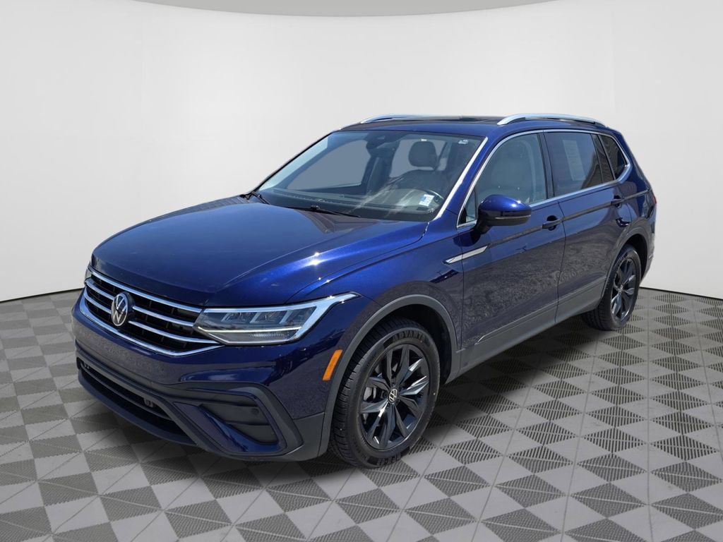 Used 2024 Volkswagen Tiguan SE FWD image 2