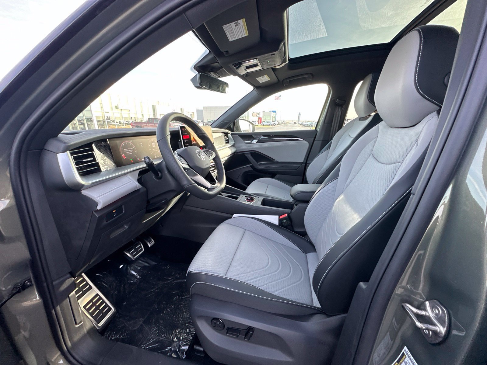 New 2026 Volkswagen Tiguan SE R-Line AWD/4WD image 11