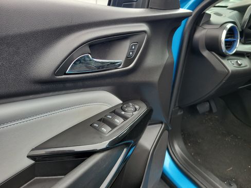 Used 2025 Chevrolet Trax LT FWD image 18