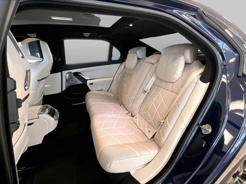 Used 2023 BMW 740i w/ Executive Package RWD image 18