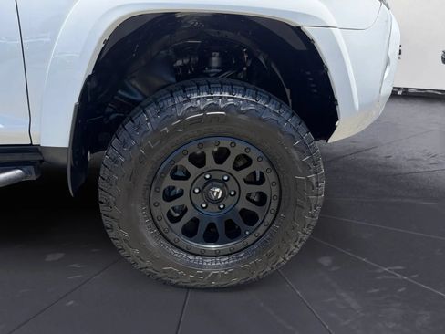 Used 2017 Toyota 4Runner SR5 AWD/4WD image 28