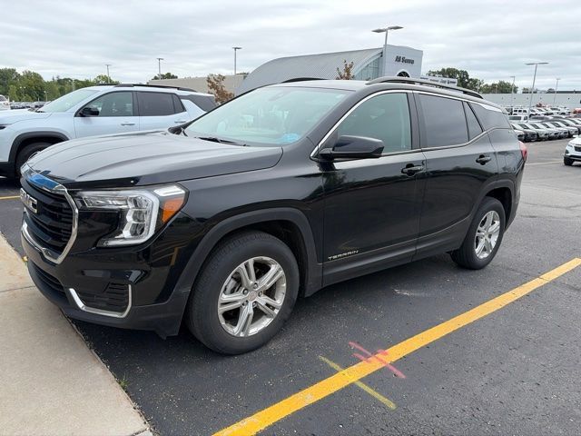 Used 2024 GMC Terrain SLE w/ Driver Convenience Package AWD/4WD image 2