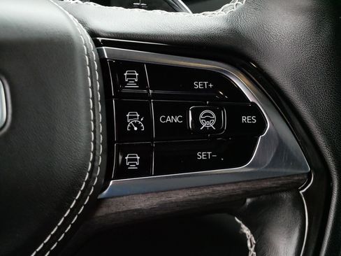 Used 2023 Jeep Grand Cherokee Overland w/ Adv Protech Group III image 25