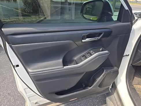 Used 2022 Toyota Highlander XLE FWD image 12