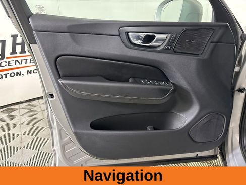 Used 2022 Volvo XC60 B5 Inscription image 9