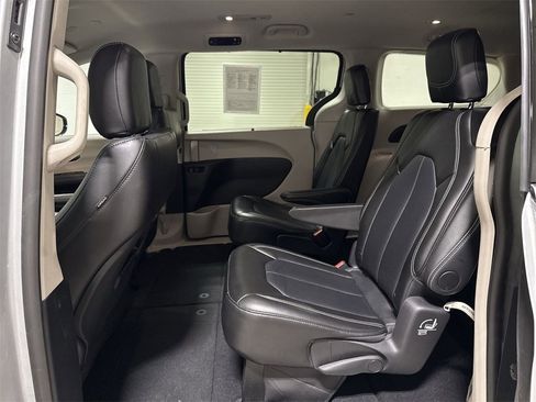 Used 2024 Chrysler Pacifica Touring-L image 22