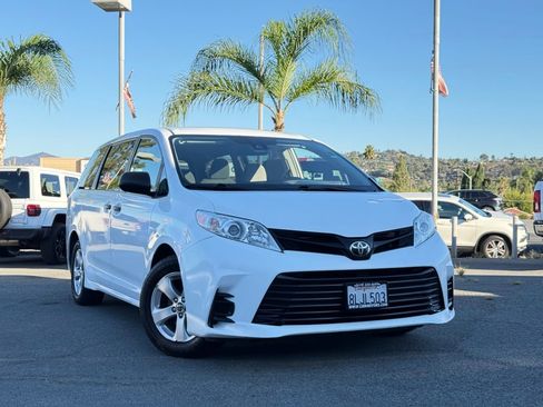 Used 2019 Toyota Sienna L w/ Carpet Mat Package image 2