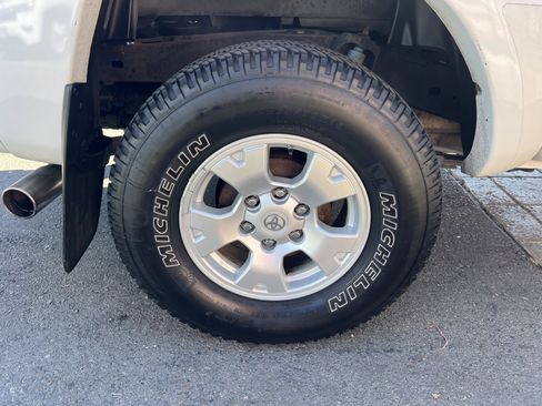 Used 2015 Toyota Tacoma 4x4 Double Cab w/ TRD Off-Road Package image 12