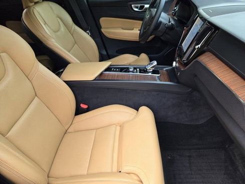 Used 2023 Volvo XC60 B5 Ultimate w/ Protection Package Premier FWD image 13