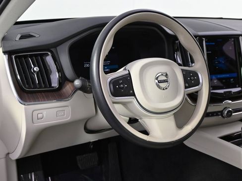 Used 2022 Volvo XC60 B5 Momentum w/ Climate Package image 11