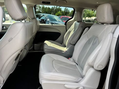 Used 2021 Chrysler Pacifica Touring-L FWD image 16