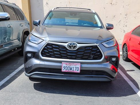 Used 2022 Toyota Highlander XLE image 2