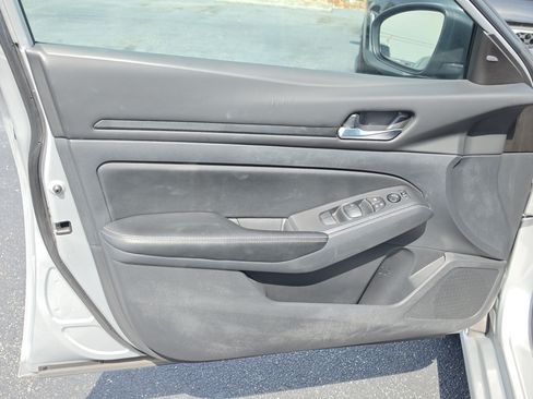 Used 2024 Nissan Altima 2.5 SV FWD image 17