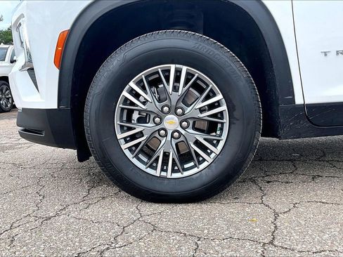 Used 2026 Chevrolet Traverse LT w/ Driver Confidence Package FWD image 2