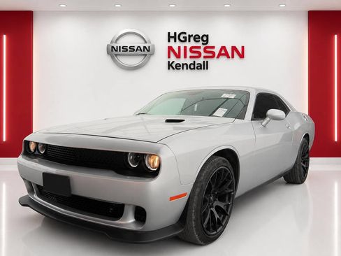 Used 2019 Dodge Challenger SXT RWD image 3