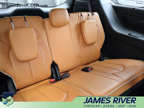 Used 2023 Chrysler Pacifica Pinnacle FWD image 12