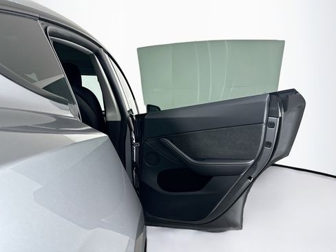 Used 2024 Tesla Model Y Long Range image 31