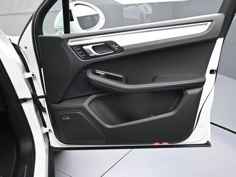 Certified 2026 Porsche Macan AWD/4WD image 29
