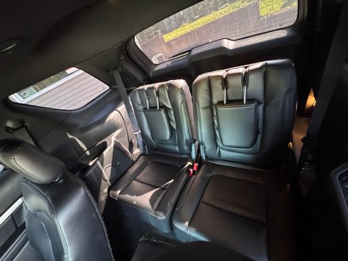Used 2017 Ford Explorer XLT w/ Equipment Group 202A FWD image 8