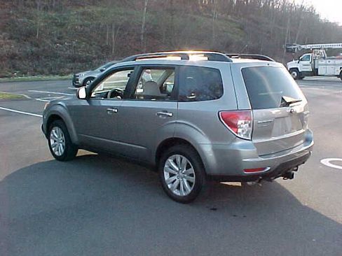 Used 2011 Subaru Forester 2.5X Premium w/ All-Weather Pkg AWD/4WD image 8