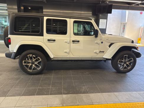 Used 2024 Jeep Wrangler Unlimited AWD/4WD image 12