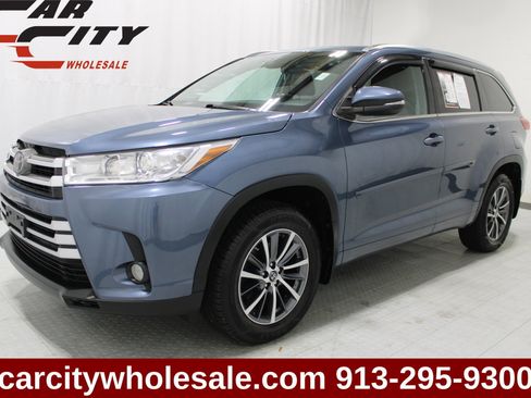 Used 2018 Toyota Highlander XLE AWD/4WD image 1