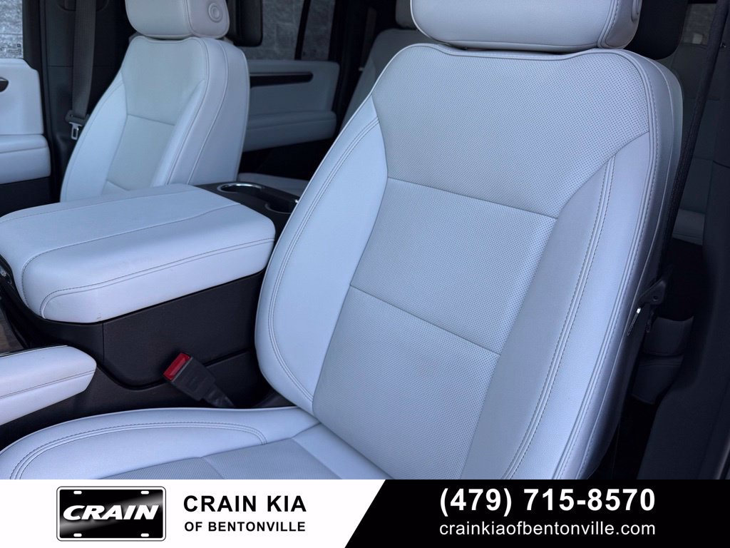 Used 2025 Chevrolet Suburban Premier AWD/4WD image 22