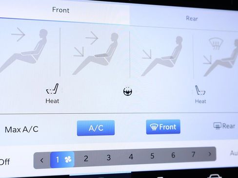 Used 2023 Chrysler Pacifica Touring-L image 47