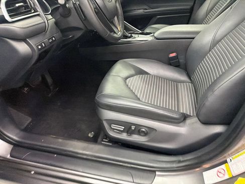 Used 2018 Toyota Camry SE FWD image 10