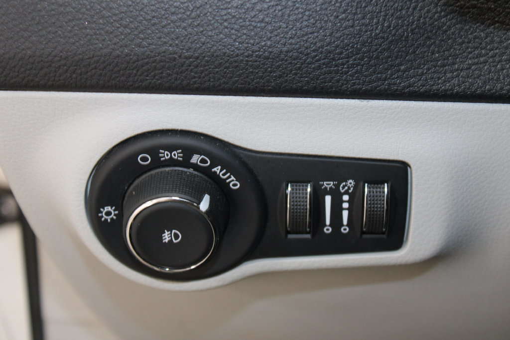 Used 2020 Jeep Compass Latitude w/ Popular Equipment Group AWD/4WD image 19