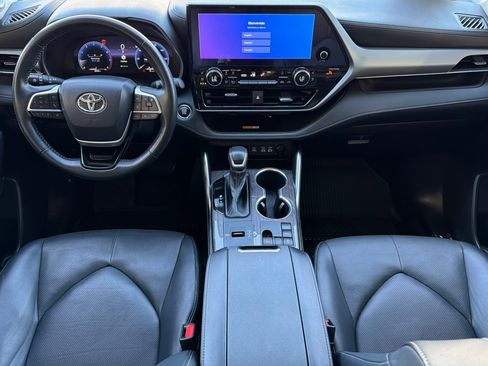Used 2023 Toyota Highlander Platinum image 12