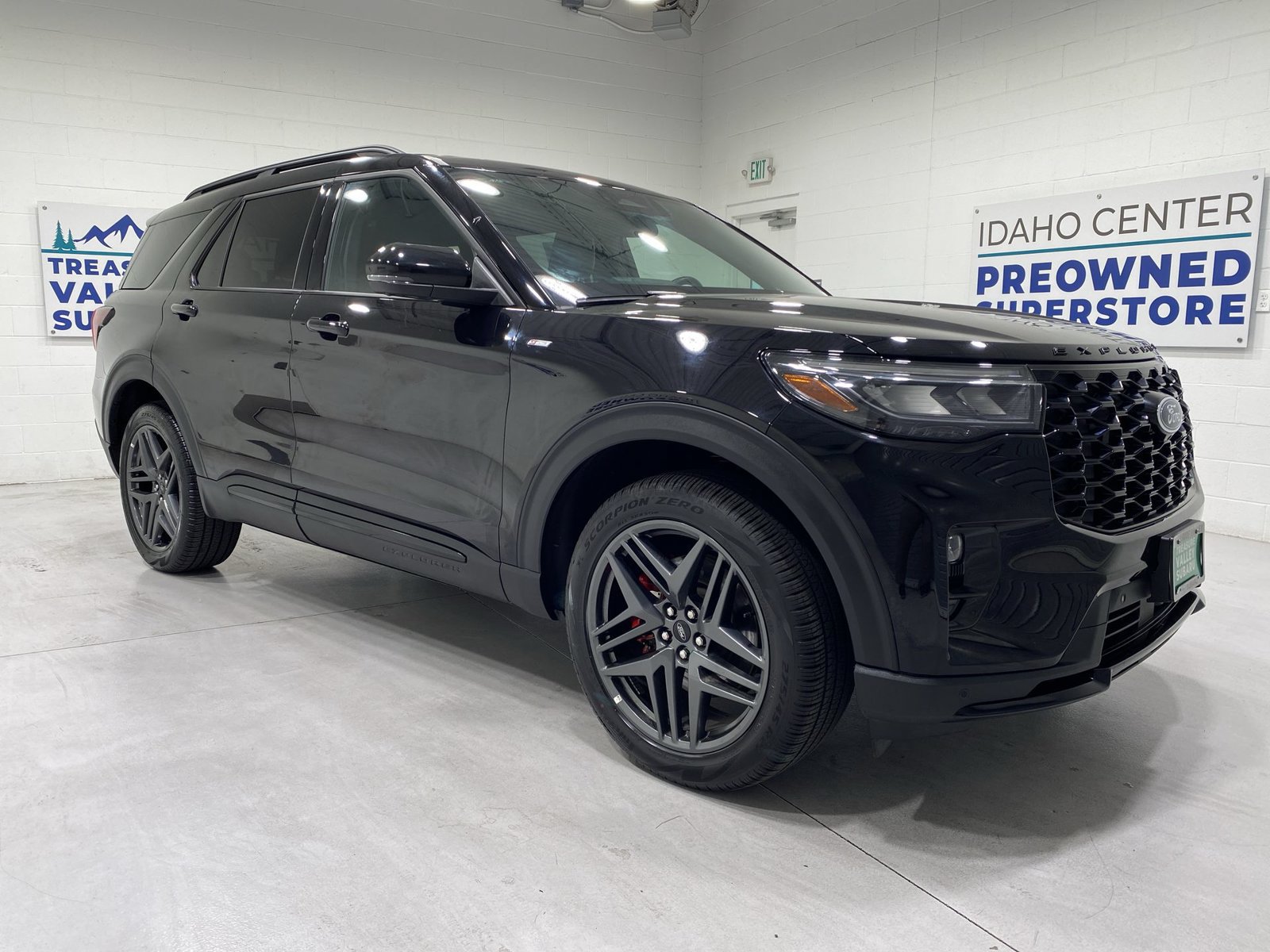 Used 2025 Ford Explorer ST-Line w/ ST-Line Street Pack AWD/4WD image 2