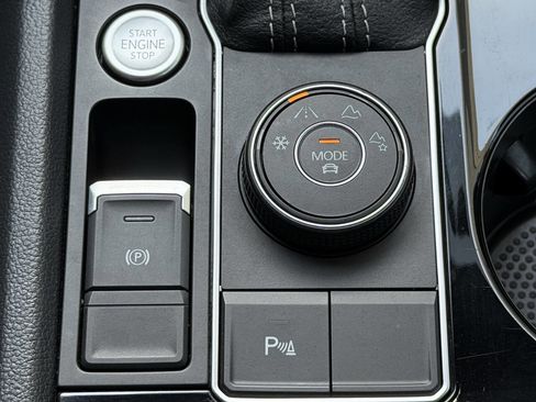 Used 2022 Volkswagen Atlas Cross Sport SE image 30