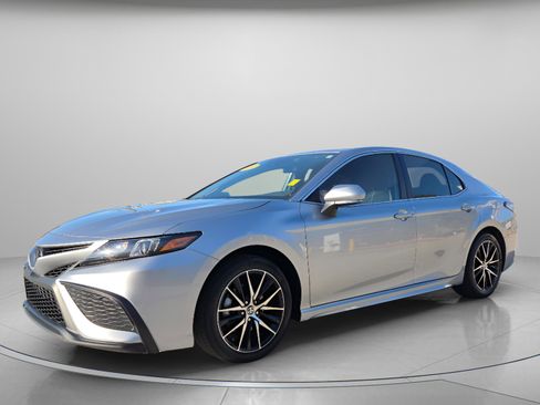 Used 2024 Toyota Camry SE image 2