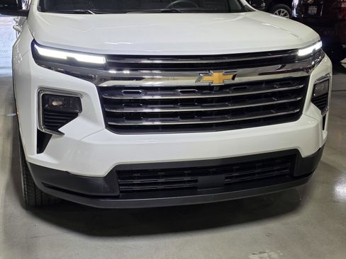 Used 2025 Chevrolet Traverse LT image 9